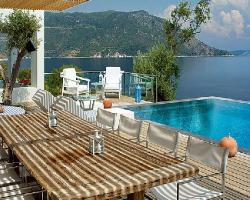 LuxuryVillaGreece960x540